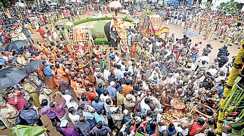 திருவனந்தபுரம் நவராத்திரி விழாவில் பங்கேற்பதற்காக கன்னியாகுமரி மாவட்டம் பத்மநாபபுரம் அரண்மனையில் இருந்து நேற்று புறப்பட்டுச் சென்ற சுவாமி விக்ரகங்கள்