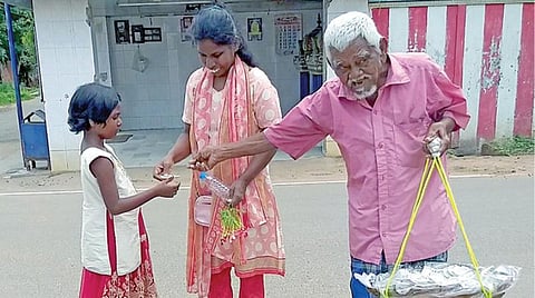 தள்ளாத வயதிலும் மூங்கில் தட்டில் சுமந்து சென்று மிட்டாய் விற்கும் முகமது அபுகாசிர்.
