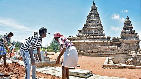 மாமல்லபுரம் கடற்கரை கோயில் வளாகத்தில் கற்கள் பதிக்கும் பணி நடைபெற்று வருகிறது.