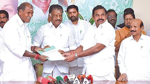 புதுச்சேரி காமராஜ் நகர் சட்டப்பேரவை தொகுதிக்கான இடைத்தேர்தலில் என்.ஆர்.காங்கிரஸ் வேட்பாளருக்கு ஆதரவு அளிக்கும் ஒப்பந்தத்தை பரிமாறிக்கொள்ளும் அக்கட்சியின் நிறுவனர் ரங்கசாமி, அதிமுக ஒருங்கிணைப்பாளர் ஓ.பன்னீர்செல்வம், துணை ஒருங்கிணைப்பாளர் கே.பழனிசாமி. உடன், அதிமுக மூத்த தலைவர்கள் பொன்னையன், கோகுல இந்திரா உள்ளிட்டோர்.