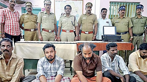 கள்ள ரூபாய் நோட்டுகளை புழக்கத்தில் விட்டதாக கைது செய்யப்பட்டவர்கள்.