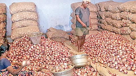வட மாநிலங்களில் இருந்து வரத்து குறைந்ததால் பெரிய வெங்காயம் விலை தொடர்ந்து உயர்வு: மேலும் அதிகரிக்க வாய்ப்புள்ளதாக வியாபாரிகள் தகவல்