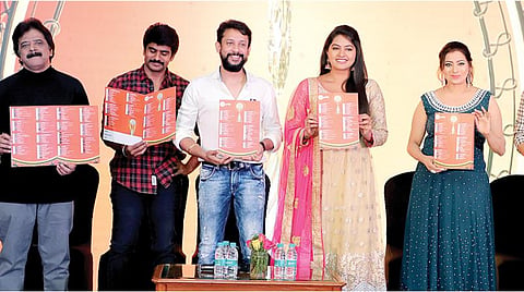 ஜீ டிவி குடும்ப விருதுகள் தொடர்பாக சென்னையில் நடந்த நிகழ்ச்சியில் அதன் பிசினஸ் ஹெட் சிஜு பிரபாகரன், புரொகிராமிங் தலைவர் தமிழ்தாசன், நடிகர் ஸ்ரீ, நடிகைகள் பிரியா ராமன், ரச்சிதா, தொகுப்பாளர் தீபக், பாடகர் ஸ்ரீநிவாஸ் ஆகியோர் கலந்துகொண்டனர்.