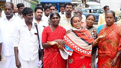 ஓமனில் காணாமல் போன ராமநாதபுரம் மீனவர்களை கண்டுபிடிக்கக் கோரி ஆட்சியரிடம் குடும்பத்தினர் மனு