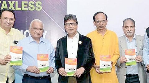 ஜெயின் சர்வதேச வர்த்தக அமைப்பின் சென்னை கிளை (ஜிட்டோ) சார்பில் ‘வரியற்ற, ரொக்கமற்ற பொருளாதாரத்துக்கான வழிகள்’ என்ற கருத்தரங்கம் சென்னையில் நேற்று நடந்தது. இதில் ஜிட்டோ அமைப்பின் தலைவர் தவுலத் ஜெயின், செயலாளர் நிமேஷ் டோலியா, உறுப்பினர் சுனில் எச்.ஷா, ஒருங்கிணைப்பாளர் பரத் ஜோஷி, முன்னாள் மண்டல தலைவர் எம்.கே.ஜெயின், அர்த்தகிரந்தி தொண்டு நிறுவனத்தின் தலைவர் அனில் பொகில், நிர்வாகி அனில் ஷிண்டே, உறுப்பினர் ரத்னவேலு, அர்த்தகிரந்தி தமிழ் மொழிபெயர்ப்பு நூலின் வெளியீட்டாளர் டாக்டர் ராதாகிருஷ்ணன் ஆகியோர் கலந்துகொண்டனர்.