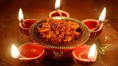  ஐஸ்வர்யம் தரும் அகண்ட தீப வழிபாடு!  - நவராத்திரி ஸ்பெஷல்