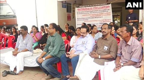 மராடு வீடுகளை இடிக்க உச்ச நீதிமன்றம் உத்தரவு: குடியிருப்புவாசிகள் உண்ணாவிரதம்
