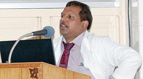 தற்கொலைக்கு முக்கிய காரணம் அனைவரது கைகளில் இருக்கும் செல்போன்: அரசு மனநல மருத்துவர் ஆனந்த் பிரதாப் எச்சரிக்கை
