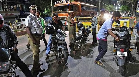 மெரினா, மதுரவாயலில் விதிமீறும் வாகன ஓட்டிகளைப் பிடிக்க ரூ.24 கோடியில் நவீன தானியங்கி கேமராக்கள்: வீட்டுக்கே அபராத ரசீது அனுப்பப்படும்
