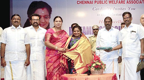 தெலங்கானா மாநில ஆளுநராக நியமிக்கப்பட்டுள்ள தமிழிசை சவுந்தரராஜனுக்கு சென்னை நலச் சங்கம் சார்பில் நேற்று பாராட்டு விழா நடத்தப்பட்டது. அவருக்கு தேமுதிக பொருளாளர் பிரேமலதா விஜயகாந்த் பொன்னாடை அணிவித்தார். உடன் சமக தலைவர் சரத்குமார், புதிய நீதிக்கட்சி தலைவர் ஏ.சி.சண்முகம், பாஜக முன்னாள் மாநிலத் தலைவர் சி.பி.ராதாகிருஷ்ணன், பாமக தலைவர் ஜி.கே.மணி, தமாகா மூத்த துணைத் தலைவர் பி.எஸ்.ஞானதேசிகன் உள்ளிட்டோர்.
