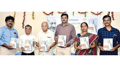 ‘தி இந்து’ குழுமத்தின் ‘தமிழ் திசை’ பதிப்பகம் சார்பில் ‘என்றும் காந்தி’ நூல் வெளியீட்டு விழா சென்னை தி.நகர் தக்கர் பாபா வித்யாலயாவில் நேற்று மாலை நடந்தது. நூலை தமிழக தொல்லியல் துறை ஆணையர் த.உதயசந்திரன் வெளியிட, காந்திய செயல்பாட்டாளர் மருத்துவர் வெ.ஜீவானந்தம் பெற்றுக்கொண்டார். உடன் (இடமிருந்து) ‘இந்து தமிழ் திசை’ தலைமை வடிவமைப்பாளர் எம்.ராம்குமார், வருமானவரி அதிகாரி பாஸ்கரன் கிருஷ்ணமூர்த்தி, வருமானவரித் துறை கூடுதல் ஆணையர் இரா.இளவரசி, நூலாசிரியர் ஆசை ஆகியோர். (உள் படம்) நூல் வெளியீட்டு விழாவில் பங்கேற்றவர்களில் ஒரு பகுதியினர்