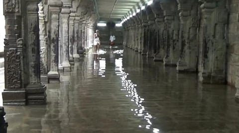 தொடர் மழை காரணமாக ஸ்ரீவில்லிபுத்தூர் ஆண்டாள் கோயிலுடன் இணைந்த வடபந்திர சயனர் திருக்கோயிலில் சூழ்ந்துள்ள மழை நீர்.