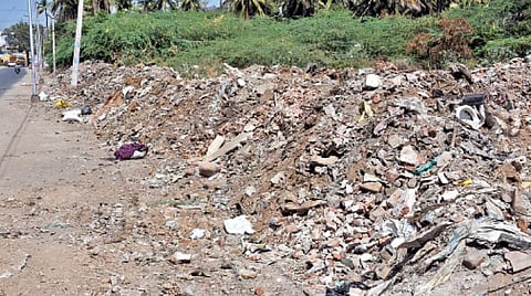 கோவை மாநகரில் குவிந்து கிடக்கும் கட்டிடக்கழிவுகள்.