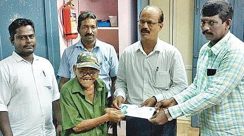 வருவாய்த் துறையினர் நேரில் சென்று வாகனத்தில் அழைத்து வந்து மிட்டாய் தாத்தாவுக்கு முதியோர் உதவித்தொகை ஆணை; ரேஷன் கார்டும் வழங்க வட்ட வழங்கல் துறை முடிவு