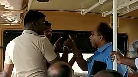 ஓடும் பேருந்தில் நடத்துனரை தாக்கிய காவலர்கள்: நேரில் ஆஜராக மனித உரிமை ஆணையம் உத்தரவு