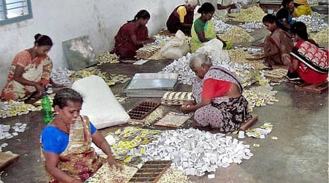 தீப்பெட்டி தொழிலை நசுக்கும் 18 சதவீத ஜிஎஸ்டி: உற்பத்தியாளர்கள் கவலை; வரியை குறைக்க வலியுறுத்தல்