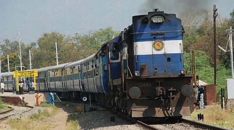 ரயில்களில் சுகாதார சீர்கேடு குறித்து புகார் அளிக்க தெற்கு ரயில்வேயில் புதிய செல்போன் செயலி தொடக்கம்