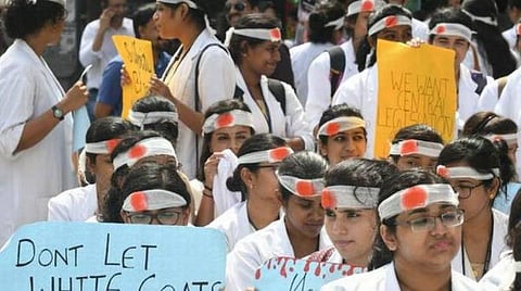அரசு உறுதி அளித்தபடி கோரிக்கைகளை நிறைவேற்றாததால் டாக்டர்கள் மீண்டும் வேலைநிறுத்தத்தில் ஈடுபட முடிவு﻿