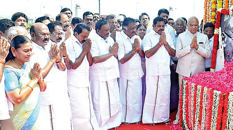 மகாத்மா காந்தியின் 150-வது பிறந்தநாளையொட்டி சென்னை மெரினா கடற்கரை, காமராஜர் சாலையில் உள்ள அவரது சிலைக்கு அருகே அலங்கரித்து வைக்கப்பட்டிருந்த படத்துக்கு, ஆளுநர் பன்வாரிலால் புரோஹித், முதல்வர் பழனிசாமி, துணை முதல்வர் ஓ.பன்னீர்செல்வம், மற்றும் அமைச்சர்கள், உயர் அதிகாரிகள் மலர் தூவி மரியாதை செலுத்தினர்.