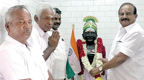 கவுந்தப்பாடியை அடுத்த செந்தாம்பாளையத்தில் உள்ள காந்தி கோயிலில், நேற்று நடந்த அபிஷேக ஆராதனையில் அமைச்சர் கே.சி.கருப்பணன் உள்ளிட்டோர் பங்கேற்று, காந்தி சிலைக்கு மாலை அணிவித்து மரியாதை செலுத்தினர்.