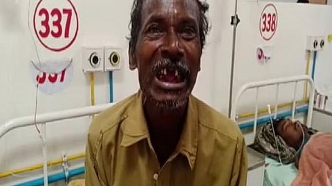 பற்கற் உடைக்கப்பட்டு மலம் உட்கொள்ளச் செய்த கொடுமைக்கு ஆளானவர் மருத்துவமனையில் சிகிச்சை பெற்று வருகிறார். | படம்: ஏஎன்ஐ