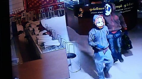 திருச்சி நகைக்கடை கொள்ளை; 24 மணிநேரம் கடந்த பின்னும் துப்பு கிடைக்கவில்லை: போலீஸ் தீவிர விசாரணை