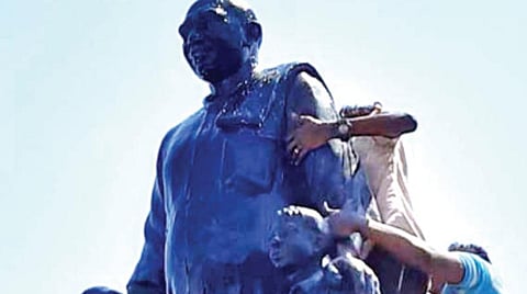 சமக மாநில துணை பொது செயலாளர் சேவியர் தலைமையில் மாவட்ட நிர்வாகிகள் சென்னை மெரினா கடற்கரை காமராஜர் சாலையில் உள்ள காமராஜர் சிலையை சுத்தம் செய்தனர்.