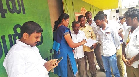 தருமபுரி நகரில் டெங்கு கொசு புழு வளர காரணமாக இருந்த திரையரங்கில் திடீர் ஆய்வு மேற்கொண்டு நகராட்சி ஆணையாளர் மகேஸ்வரி அபராதம் விதித்தார்