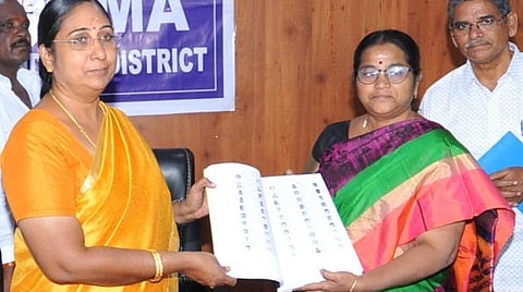 திண்டுக்கல்லில் உள்ளாட்சி தேர்தலுக்கான வாக்காளர் பட்டியலை வெளியிட்ட ஆட்சியர் மு.விஜயலட்சுமி(இடது).