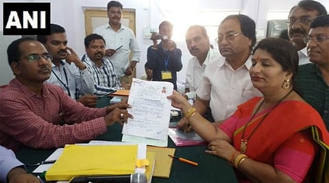 அமைச்சர் சந்திரசேகர் பவன்குலே மனைவி ஜோதி வேட்புமனு தாக்கல் செய்தார்