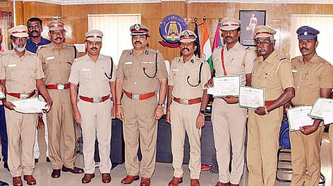 திருச்சி லலிதா ஜூவல்லரி நகைக் கொள்ளையில் தொடர்புடையவரை நேற்று முன்தினம் பிடித்த திருவாரூர் போலீஸாருக்கு தஞ்சாவூரில் நேற்று பாராட்டு தெரிவித்து சான்றிதழ் வழங்கிய மத்திய மண்டல ஐ.ஜி வரதராஜூ. உடன், தஞ்சாவூர் சரக டிஐஜி லோகநாதன், மாவட்ட காவல் கண்காணிப்பாளர் மகேஸ்வரன்.