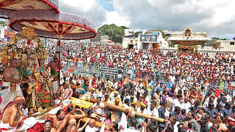 திருப்பதி ஏழுமலையான் கோயில் பிரம்மோற்சவத்தின் 6-வது நாளான நேற்று ஹனுமன் வாகன சேவையை தரிசிக்க திரண்டிருந்த பக்தர்கள் கூட்டத்தின் ஒரு பகுதி.