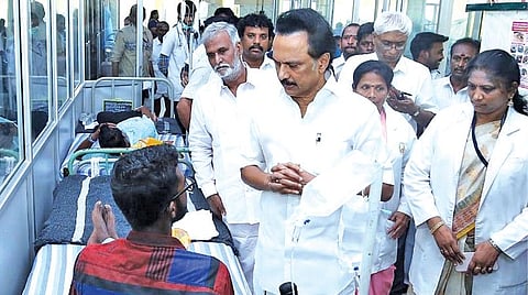 டெங்கு காய்ச்சலால் பாதிக்கப்பட்டு சென்னை அரசு பொது மருத்துவமனையில் சிகிச்சை பெற்று வருபவர்களை திமுக தலைவர் மு.க.ஸ்டாலின் நேற்று சந்தித்து நலம் விசாரித்தார். உடன் சேகர்பாபு எம்எல்ஏ மற்றும் டாக்டர்கள்.