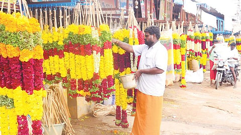 ஆயுத பூஜையை முன்னிட்டு காய்கறிகள் மற்றும் பூக்கள் விலை அதிகரித்துள்ளது. பாளையங்கோட்டை பூ மார்க்கெட்டில் விற்பனைக்காக விதவிதமாக தொங்கவிடப்பட்டிருந்த மாலைகள் | படங்கள்: மு.லெட்சுமி அருண்