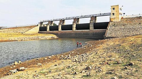 கிருஷ்ணகிரி அருகே செல்பி மோகத்தால் நிகழ்ந்த விபரீதம்: பாம்பாறு அணையில் மூழ்கி புதுமண பெண் உட்பட 4 பேர் உயிரிழப்பு