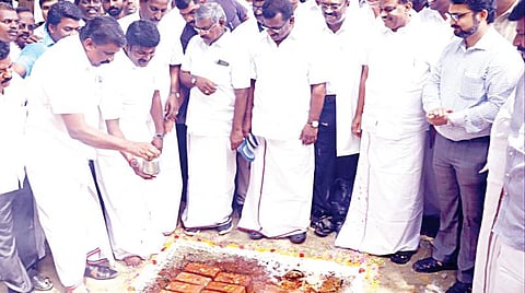 குமரி மாவட்டம் ஆசாரிபள்ளம் அரசு மருத்துவமனையில் தாய், சேய்நல கூடுதல் கட்டிடத்துக்கு சுகாதாரத் துறை அமைச்சர் விஜயபாஸ்கர் அடிக்கல் நாட்டினார்.