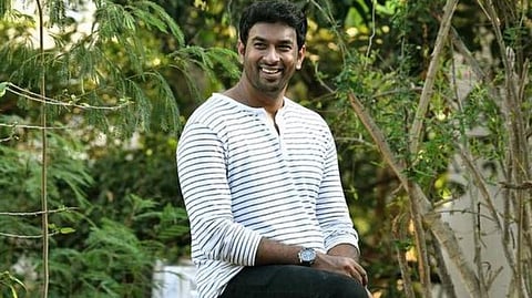 அஜித் குறித்த ட்வீட் பகிர்வால் கோபமடைந்த விஜய் ரசிகர்கள்: பாடலாசிரியர் விவேக் விளக்கம்