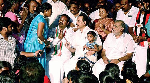 நாங்குநேரி தொகுதி இடைத்தேர்தலில் காங்கிரஸ் வேட்பாளர் ரூபி மனோகரனுக்கு ஆதரவு கேட்டு, திமுக தலைவர் மு.க.ஸ்டாலின் பாளையஞ்செட்டிகுளம் கிராமத்தில் நேற்று வாக்கு சேகரித்தார். படம்: மு.லெட்சுமி அருண்