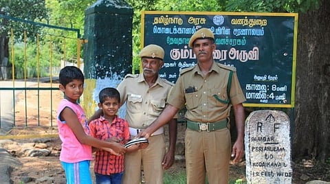 சுற்றுலாப் பயணி தவறவிட்ட பர்ஸ்: வனத்துறையிடம் ஒப்படைத்த சிறுவர்கள்