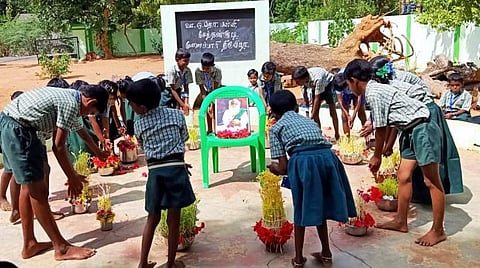 சேந்தன்குடி அரசு தொடக்கப் பள்ளியில் முளைப்பாரியை வைத்து கும்மியடித்து பாடலை பாடும் மாணவ, மாணவிகள்.