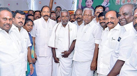 நாங்குநேரியிலுள்ள அதிமுக தேர்தல் அலுவலகத்தில் ஆலோசனையில் ஈடுபட்ட அமைச்சர்கள் மற்றும் கட்சி நிர்வாகிகள்.