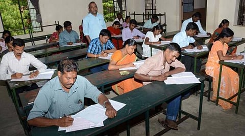 தேர்வு நடத்தாமல் அரசு கல்லூரிகளில் உதவி பேராசிரியர் பணியிடம் நிரப்ப தடை கோரி வழக்கு: ஆசிரியர் தேர்வு வாரியம் பதிலளிக்க உத்தரவு