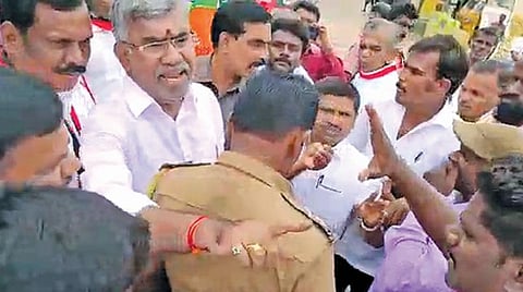 நாங்குநேரி சட்டப்பேரவைத் தொகுதிக்கு உட்பட்ட மூலைக்கரைப்பட்டியில் இடைத்தேர்தல் பிரச்சாரத்துக்கு வந்த அமைச்சர் வெல்லமண்டி நடராஜனை தடுத்து, வாக்குவாதத்தில் ஈடுபட்ட புதிய தமிழகம் கட்சியினர்.