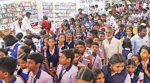 தூத்துக்குடி மாவட்ட நிர்வாகம் மற்றும் டெல்லி தேசிய புத்தக நிறுவனம்  சார்பில் தூத்துக்குடி புதிய பேருந்து நிலைய மைதானத்தில் புத்தக திருவிழா மற்றும் புத்தக கண்காட்சி கடந்த 5-ம் தேதி தொடங்கி தொடர்ந்து நடைபெற்று வருகிறது. இப்புத்தக கண்காட்சியை வியாழக்கிழமை ஆர்வமுடன் பார்வையிடும் பள்ளி மாணவ - மாணவிகள்.  படம். என்.ராஜேஷ்