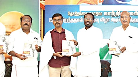 என்றும் காந்தி: இரண்டு கூட்டங்கள்