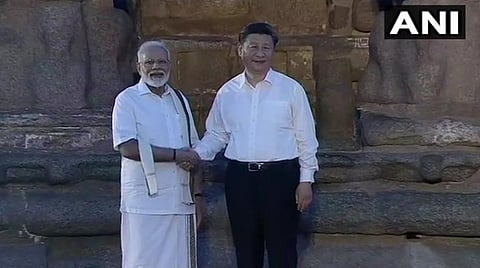 தமிழகத்தின் பாரம்பரிய வேட்டி சட்டையில் பிரதமர் மோடியுடன், சீன அதிபர் ஜி ஜின்பிங்|  படம்: ஏஎன்ஐ