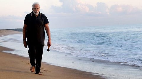 மாமல்லபுரம் கடற்கரையில் இன்று காலை உடற்பயிற்சியில் ஈடுபட்ட பிரதமர் மோடி | படம் உதவி: ட்விட்டர்