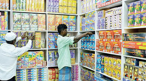 தீபாவளி பண்டிகை வரும் 27-ம் தேதி கொண்டாடப்படுகிறது. இதையொட்டி, சென்னை பாரிமுனையில் உள்ள கடையில் பட்டாசு, மத்தாப்பு ரகங்களை அடுக்கி வைக்கின்றனர்