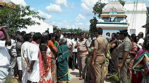 விசாரணையில் ஈடுபட்டிருக்கும் காவல்துறையினர்