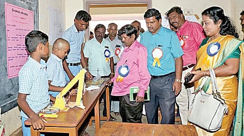 பரமக்குடி, மண்டபம் கல்வி மாவட்ட அளவில் அறிவியல் கண்காட்சி: பார்வையாளர்களை வியக்கவைத்த மாணவர்களின் படைப்புகள்
